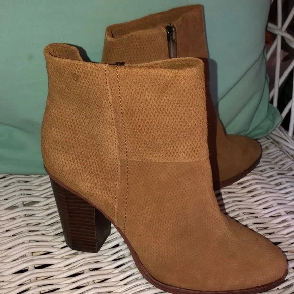 NWOT Vince Camuto leather ankle boots - Picture 2 of 7